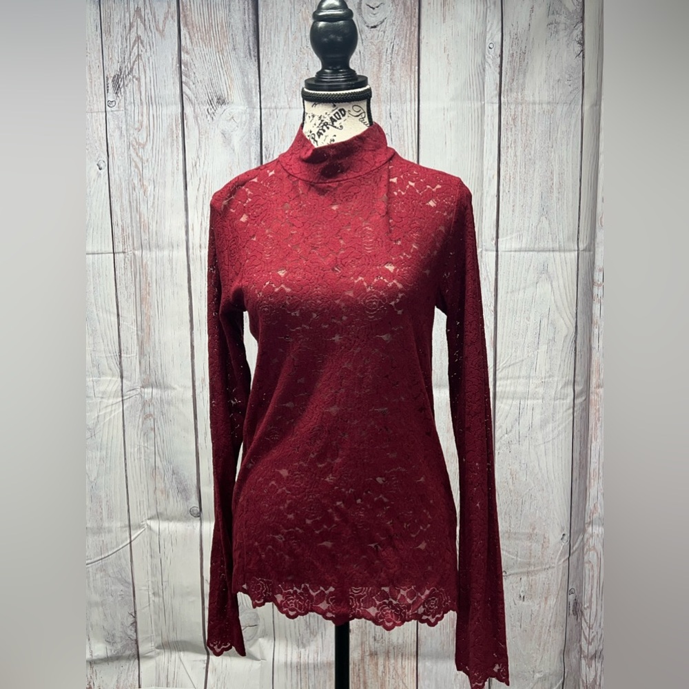 Red by BKE Floral Lace‎ Top